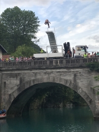 Skoki z mosta za Pokal Noči na jezeru